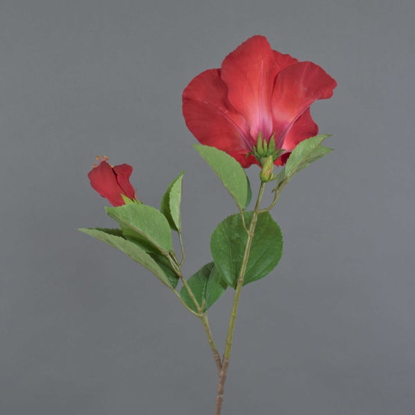 Künstlicher Hibiskuszweig mit einer roten Blüte, einer Knospe und grünen Blättern.