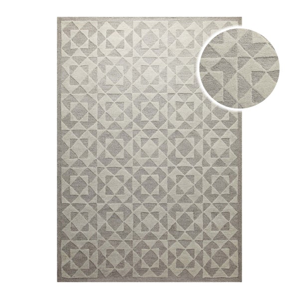 Teppich mit geometrischem Muster aus Dreiecken und Quadraten sowie Detailansicht der Struktur.