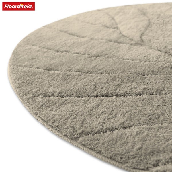 Detailansicht eines runden Teppichs mit Blattmuster