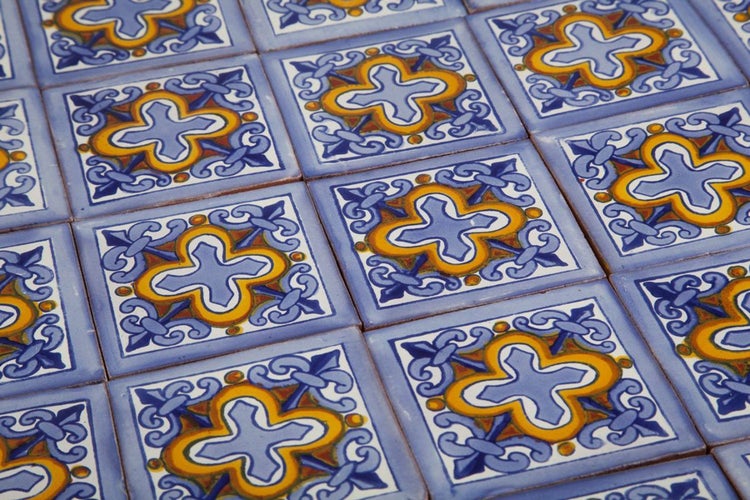 Fliesen mit blauem und gelbem Muster