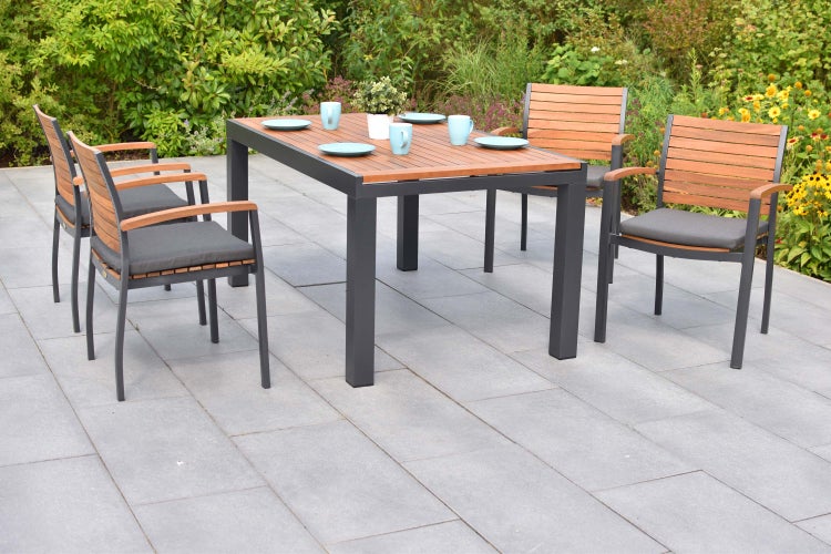 Gartenmöbelset mit Tisch und Stühlen auf einer Terrasse