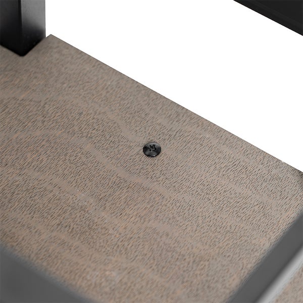 Detailansicht eines Regalbodens mit Holzoptik und einer sichtbaren Schraube an einem schwarzen Metallgestell