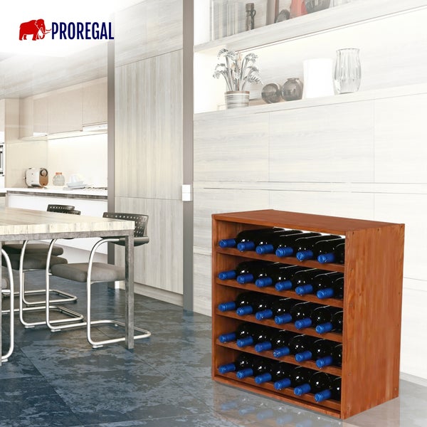 Freistehendes Weinregal aus Holz für 25 Flaschen in einer modernen, hellen und organisierten Wohnküche mit Esstisch und Stühlen. Proregal Logo.