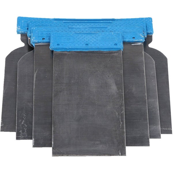 Mehrere Spachtel aus Metall mit Griff