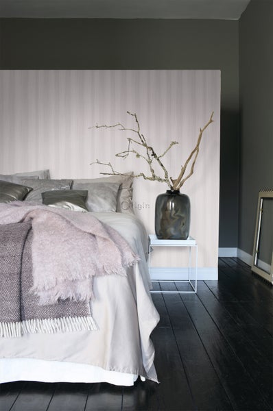 Schlafzimmer mit Bett, Nachttisch und Tapete mit Streifenmuster