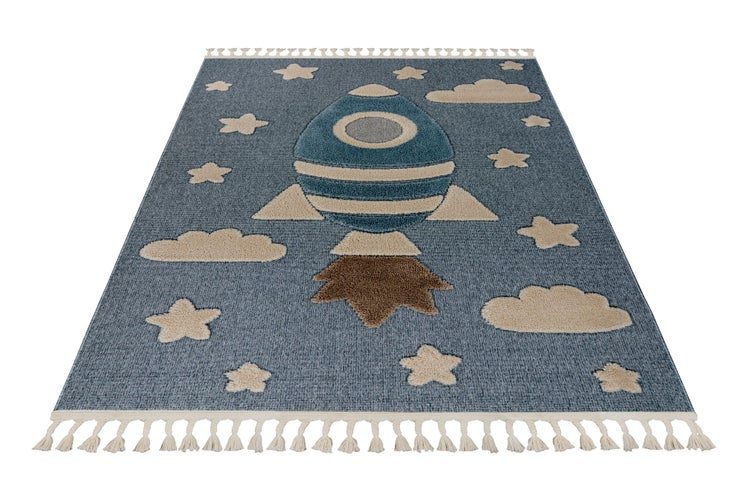 Kinderzimmer mit Kinderteppich in rechteckiger Form mit Raketenmotiv und Sternenmuster auf Holzboden neben einem Gitterbett.
