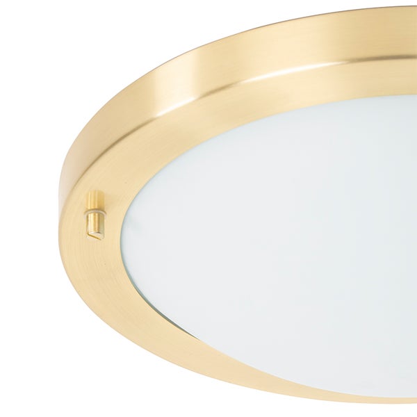 Nahaufnahme einer runden Deckenleuchte mit mattem Metallrahmen in Messingoptik und weißem Glasdiffusor.