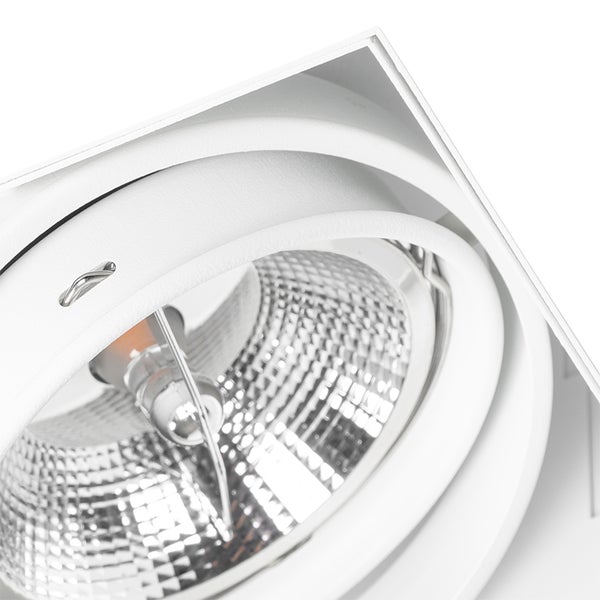 Detailansicht eines weißen Einbaustrahlers mit einem facettierten Reflektor und eingesetztem Leuchtmittel.