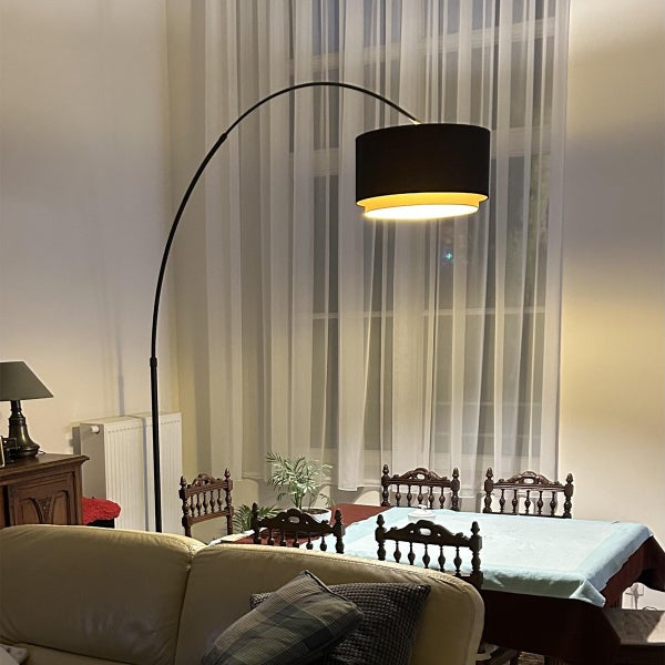 Innenraum mit Bogenlampe, Esstisch und Sofa für eine gemütliche Atmosphäre