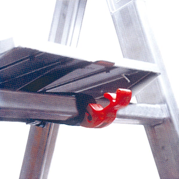 Detailansicht einer Leiter mit roter Einhängevorrichtung