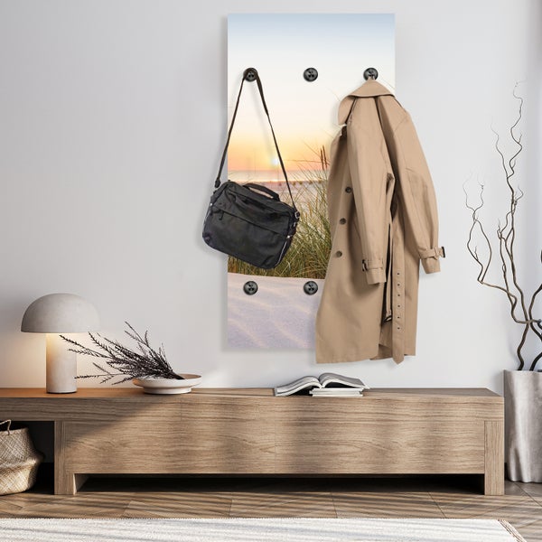 Garderobenpaneel mit Strandmotiv, Tasche und Mantel an Haken
