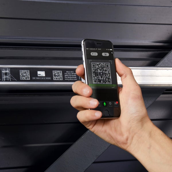 Ein Smartphone scannt einen QR-Code auf einem Altrex-Produkt, um Produktinformationen zu erhalten.