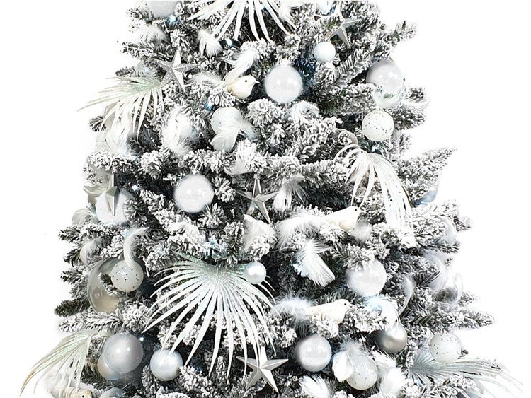 Künstlicher Weihnachtsbaum mit künstlicher Beschneiung, dekoriert mit Weihnachtskugeln, Sternen und Deko-Vögeln für eine festliche Atmosphäre.