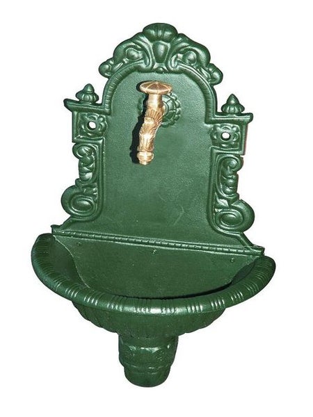 Wandbrunnen aus Aluminiumguss mit verzierten Ornamenten und klassischem Wasserhahn.