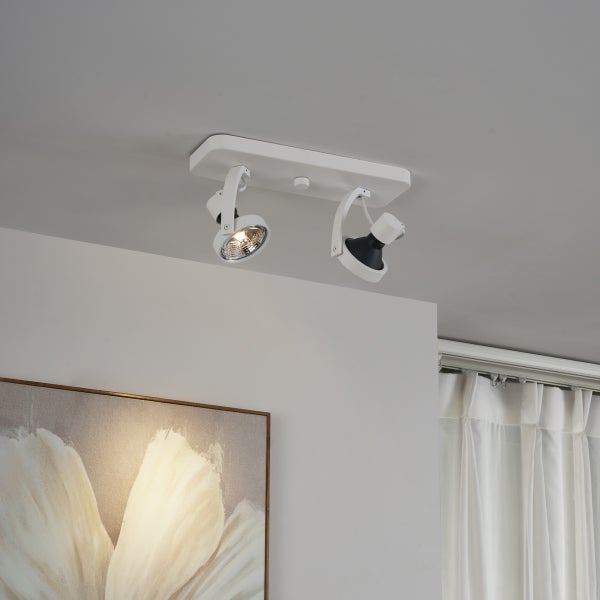 Deckenleuchte mit zwei Strahlern im Innenraum