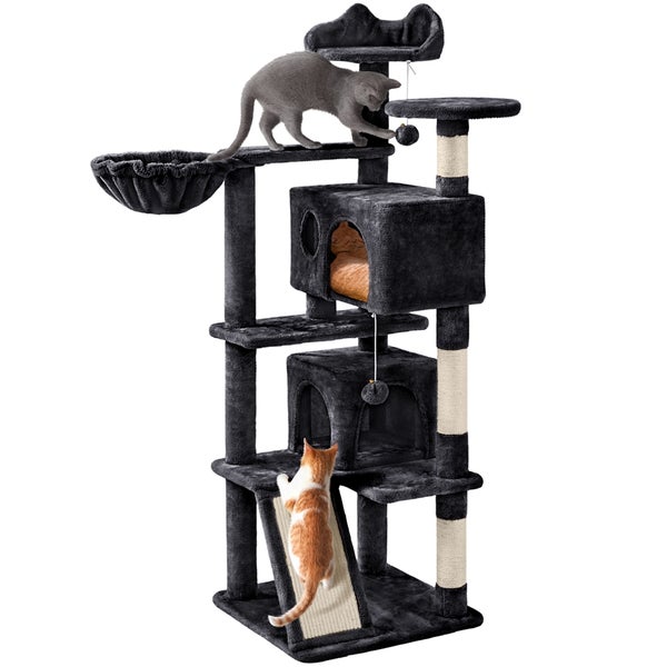 Katzenkratzbaum mit Katzen beim Spielen und Klettern