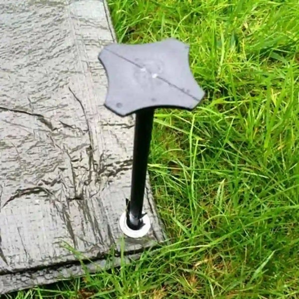 Bodenanker zur Befestigung von Bodenplatten auf einer Rasenfläche