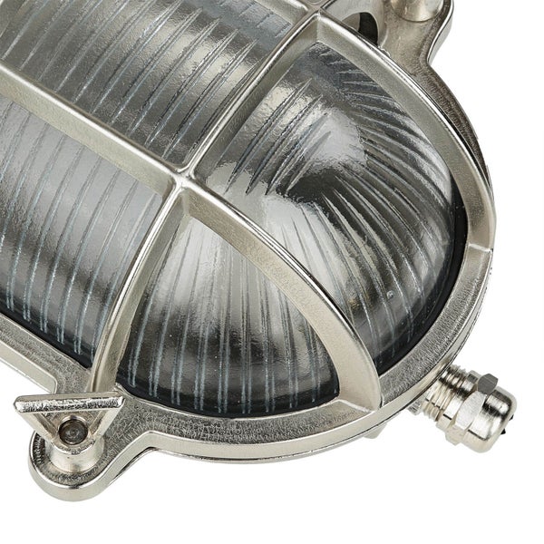 Detailansicht einer silberfarbenen Außenleuchte mit Schutzgitter