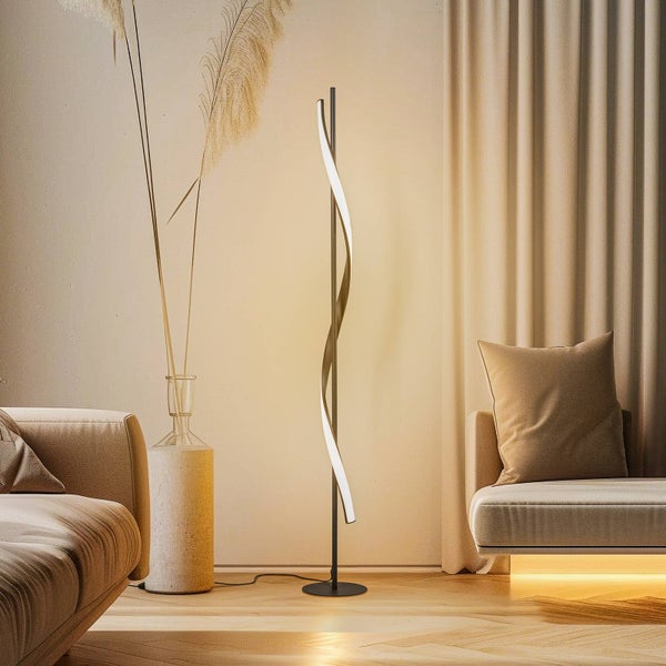 Moderne LED-Stehleuchte in Wellenform in einem hellen Wohnzimmer mit Sofa und Vorhängen.