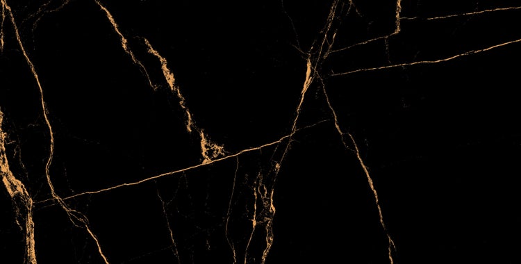 Schwarze Fliese mit goldfarbenen Marmorierungen