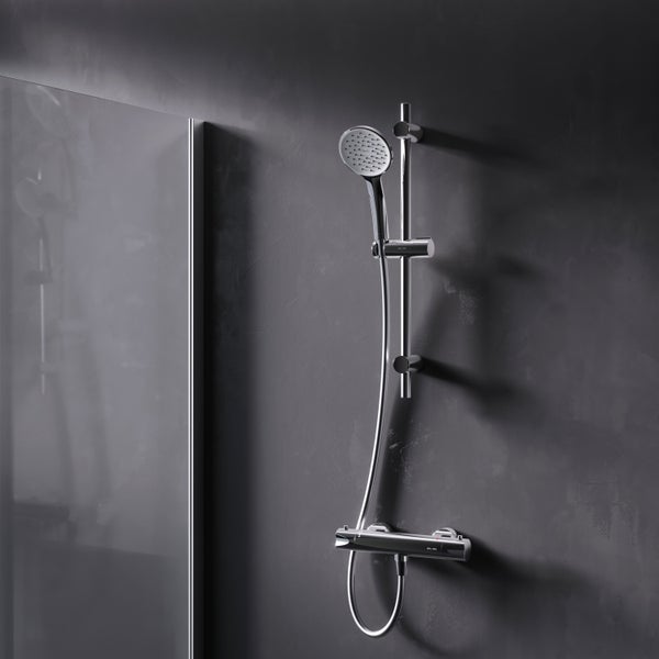 Duschsystem mit Duschstange, Handbrause und Thermostatarmatur an einer Wand montiert.