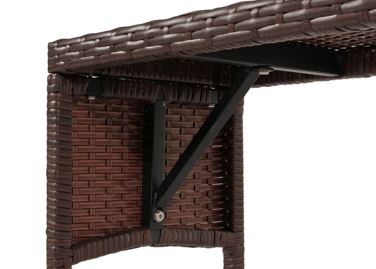 Detailansicht der Unterseite von Polyrattan-Gartenmöbeln mit Metallrahmen und diagonaler Stützstrebe.