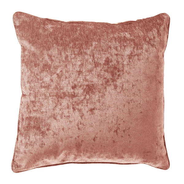 Quadratisches Dekokissen aus Samt in Altrosa.