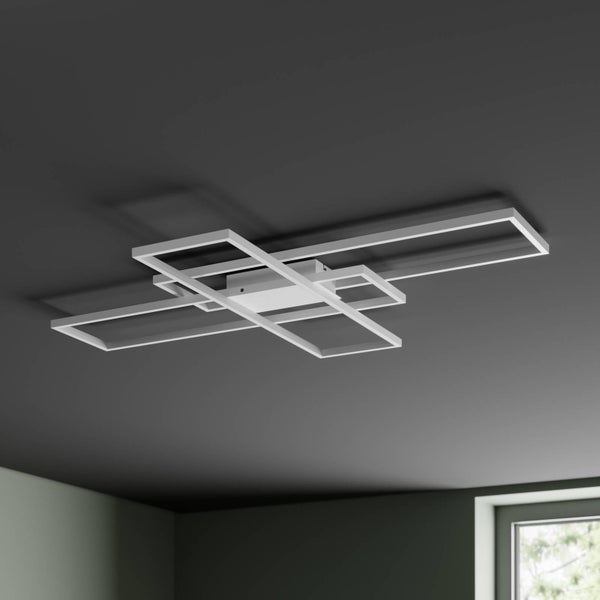 Moderne LED-Deckenleuchte mit mehreren überlappenden, rechteckigen Rahmen aus Metall an einer dunklen Decke.