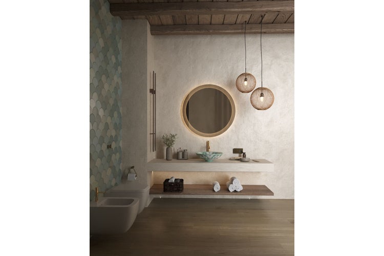 Badezimmer mit Toilette, Bidet, Waschtisch, Spiegel, Beleuchtung und Fliesen im Schuppenmuster