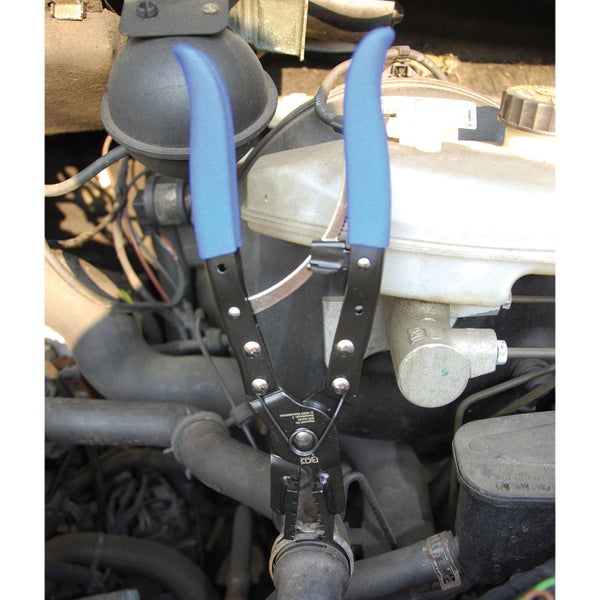 Schlauchschellenzange im Einsatz am Motorraum