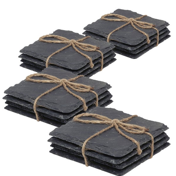 Drei Stapel Schieferuntersetzer mit Kordel gebündelt