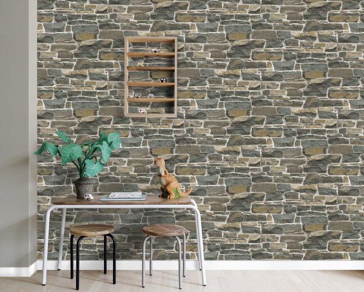 Wohnraumszene mit Steintapete, Tisch, Hockern und Dekoration
