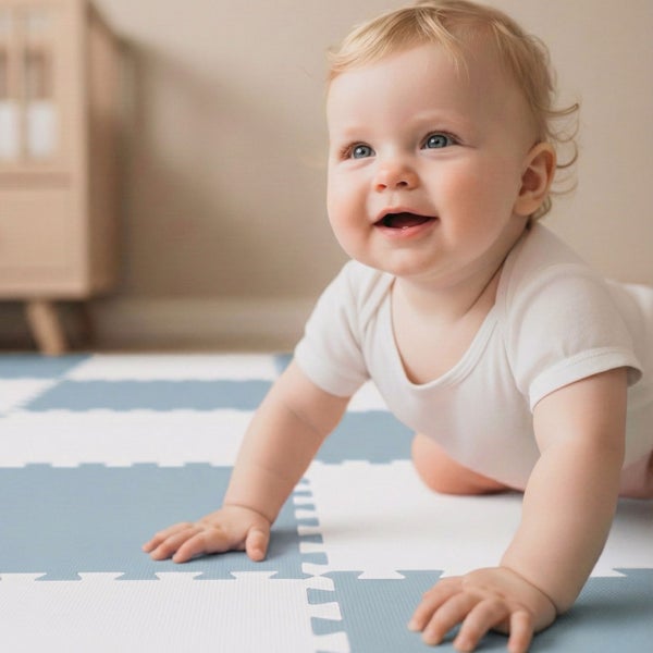 Baby krabbelt auf einer Schaumstoff-Puzzlematte mit Schachbrettmuster.