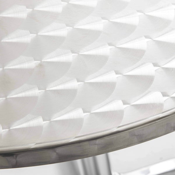 Nahaufnahme einer runden Tischplatte aus Aluminium mit kreisförmig geschliffenem Muster.