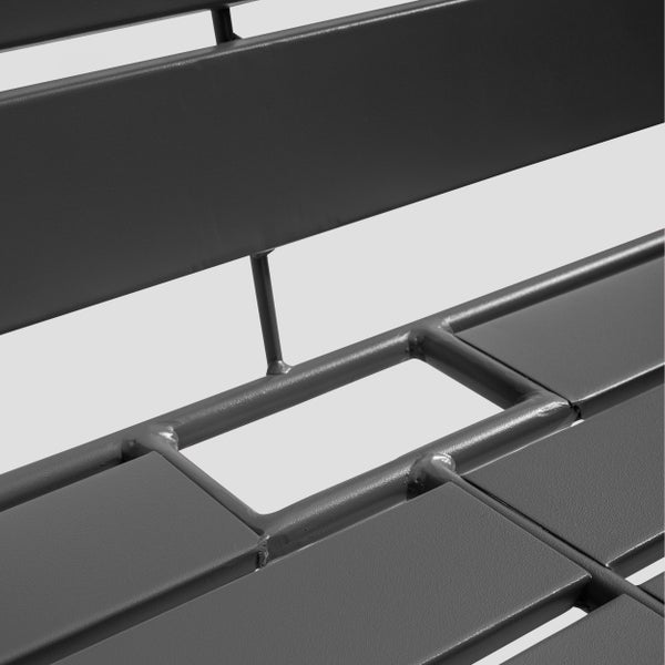 Detailansicht einer dunkelgrauen Gartenbank aus Metall mit pulverbeschichteten Latten.