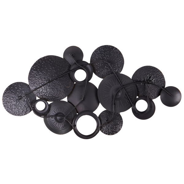 Moderne Wanddekoration aus Metall mit verschiedenen strukturierten Scheiben und Ringen in Schwarz.