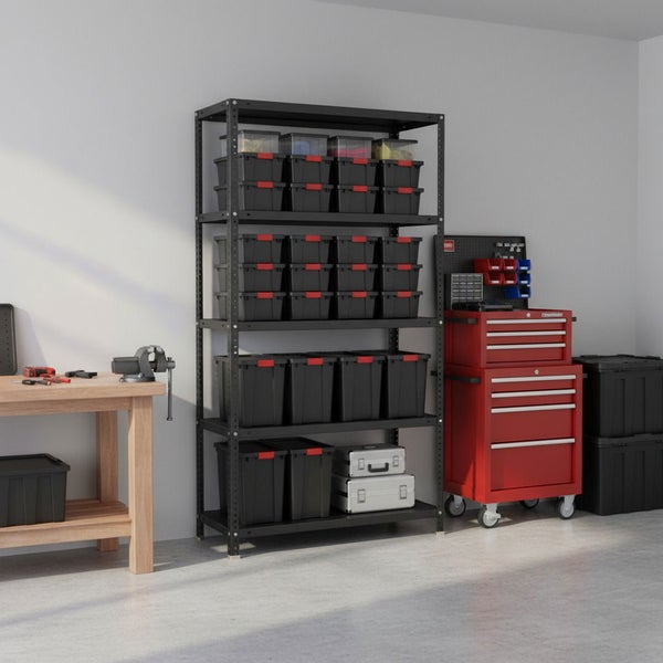 Helle, organisierte Werkstatt mit schwarzem Schwerlastregal aus Metall, Kunststoff-Lagerboxen, rotem Werkstattwagen und Holz-Werkbank mit Schraubstock.