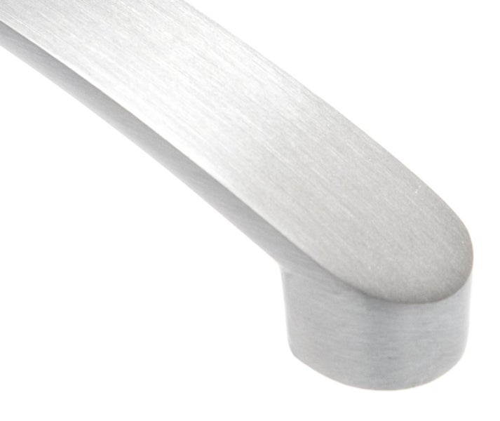 Detailansicht eines Möbelgriffs aus Metall