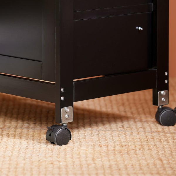 Detailansicht eines schwarzen Möbelstücks mit Rollen für den Transport.