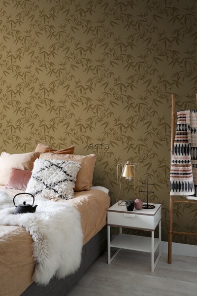 Schlafzimmer mit Bett, Nachttisch und Tapete mit Bambusmuster