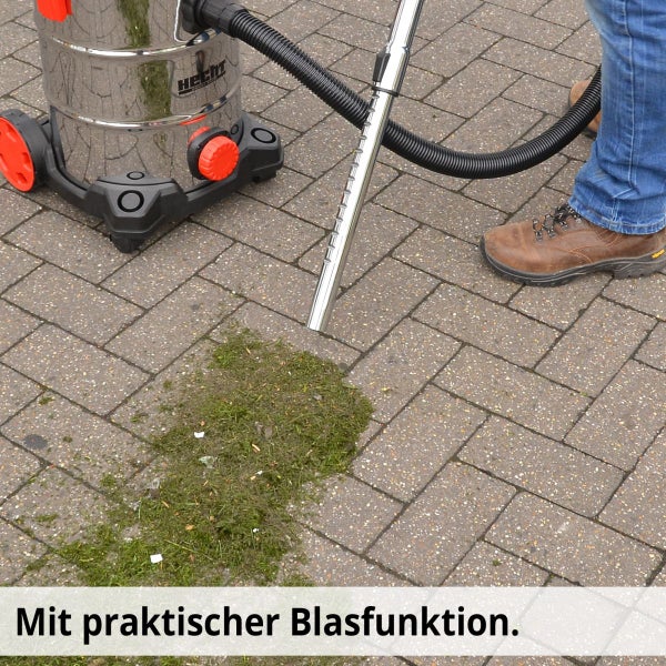 Hecht Nass-Trockensauger mit Blasfunktion entfernt Grasschnitt von Pflastersteinen.