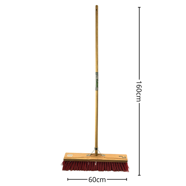 Straßenbesen mit Holzstiel und roten Borsten, Breite 60 Zentimeter, Höhe 160 Zentimeter.