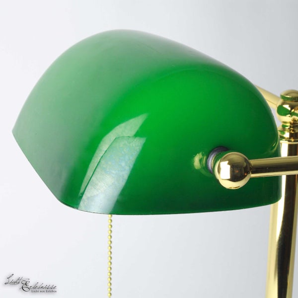 Nahaufnahme einer Bankerlampe mit grünem Lampenschirm und goldenem Gestell