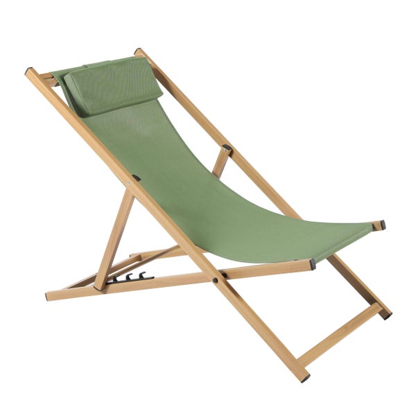 Klappbarer Liegestuhl aus Holz mit grünem Stoffbezug und integriertem Kopfkissen.