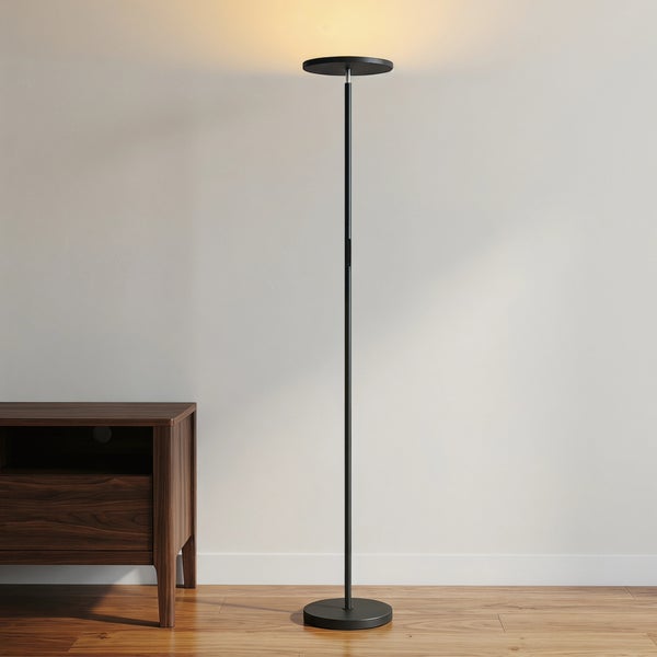 Schwarze LED-Stehleuchte als Deckenfluter in einem modern eingerichteten Wohnzimmer neben einem Sideboard aus dunklem Holz.