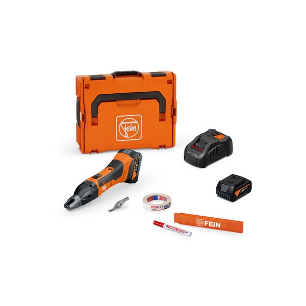 Modernes Gartenhaus aus Holz mit Flachdach, großzügiger Glasfront und integrierter, überdachter Terrasse inklusive Sitzgruppe im beleuchteten Garten.