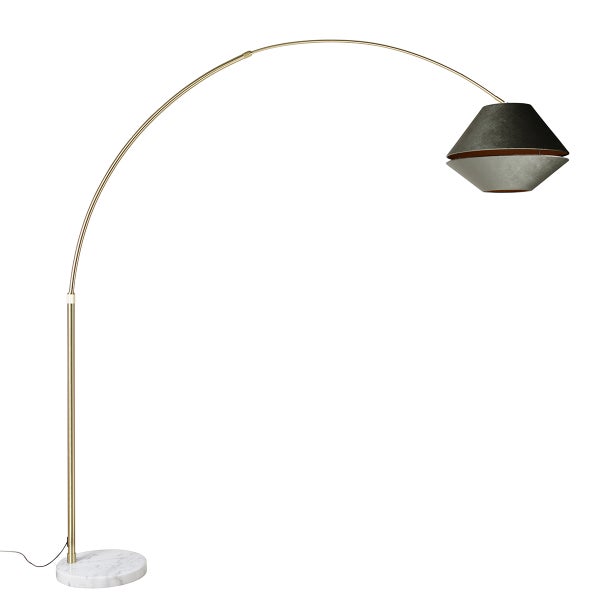 Bogenlampe mit messingfarbenem Metallgestell, rundem Marmorfuß und zweifarbigem Textilschirm.