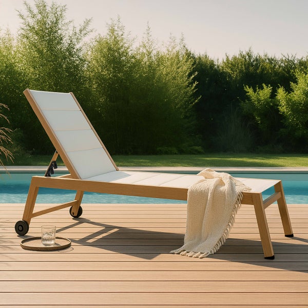 Sonnenliege mit verstellbarer Rückenlehne und Rollen, Rahmen in Holzoptik, weiße Liegefläche, Oviala Logo.
