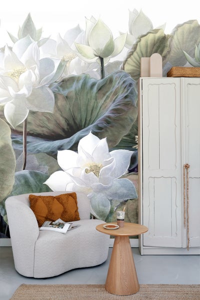 Wohnraum mit Sessel, Beistelltisch und Fototapete mit Lotusblütenmuster