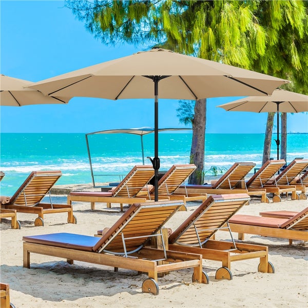 Szene am Strand mit Sonnenschirmen und Liegestühlen aus Holz